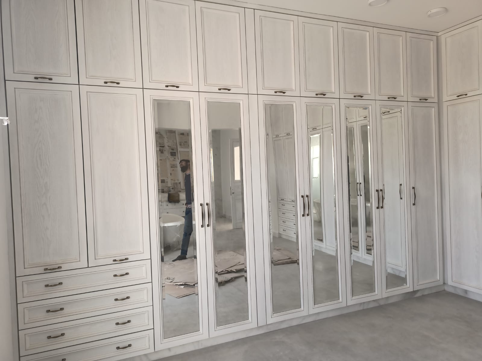 Walk-in Closet in Karachi by Orchid Kitchen & Interior